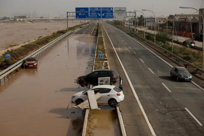 8小时下完1年的雨！211人已死亡，3名企业家和1位经济学家失联，大批车辆被冲走！遭遇毁灭性洪水，西班牙政府增派五千名士兵救灾