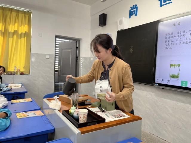 岳塘区滴水湖学校师生家长共同体验中国茶文化