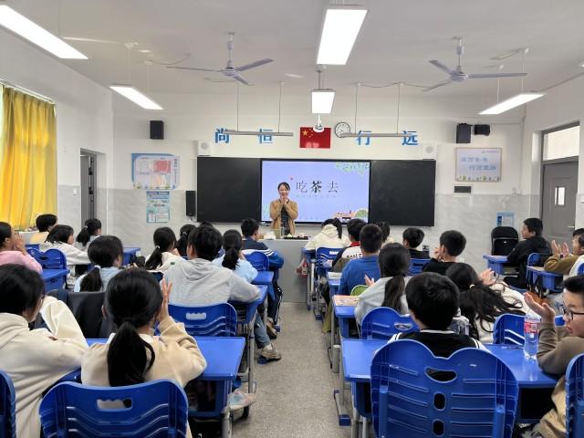 岳塘区滴水湖学校师生家长共同体验中国茶文化