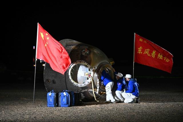 壮美！神十八返回舱如流星划过夜空，中国航天员在轨驻留时长首超1年