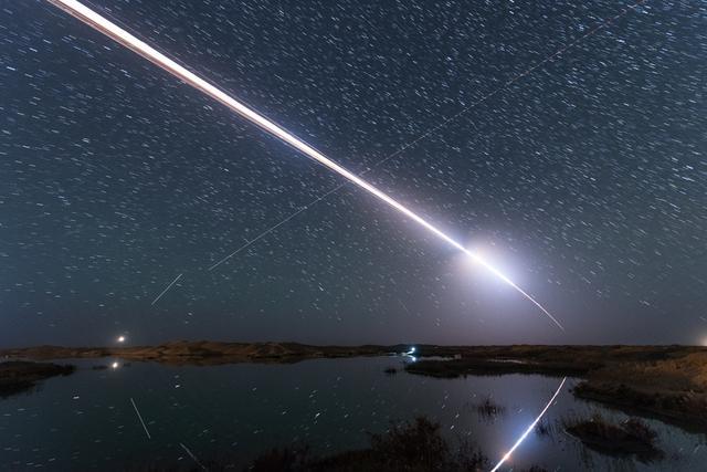 壮美！神十八返回舱如流星划过夜空，中国航天员在轨驻留时长首超1年