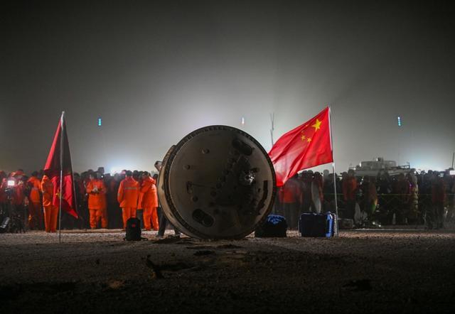 壮美！神十八返回舱如流星划过夜空，中国航天员在轨驻留时长首超1年