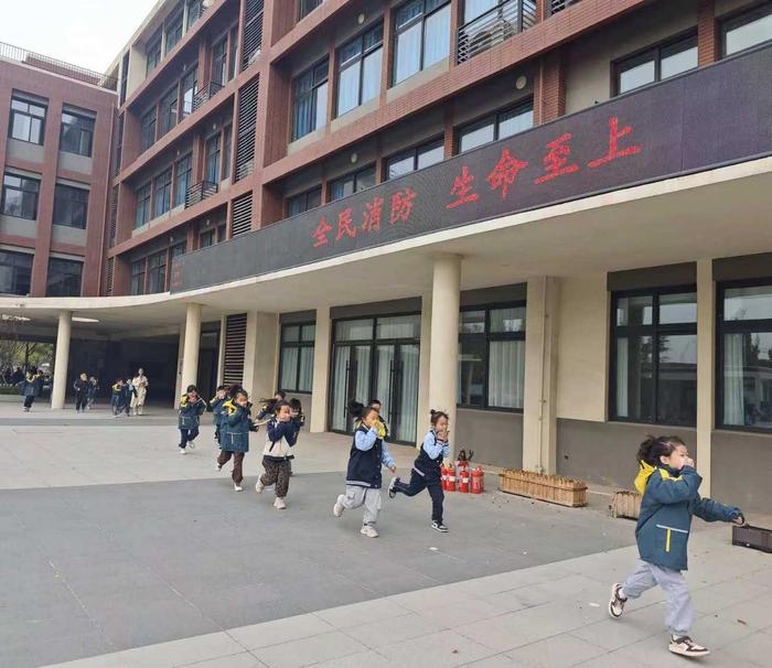 消防宣传进校园，以演促防保安全 管城区长青路小学开展“119”消防宣传主题教育活动