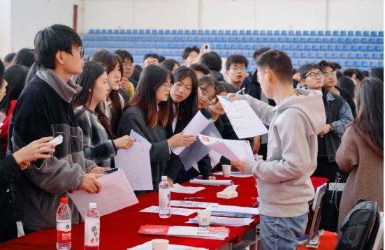 新疆生产建设兵团专场招聘会在兰州博文科技学院举办