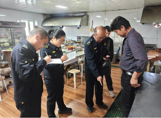 新疆轮台县市场监管局开展食品安全联合执法检查