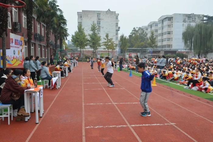 灞桥区庆华小学举行“跃动数字 跳跃未来”秋季‘三跳’运动会