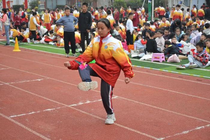 灞桥区庆华小学举行“跃动数字 跳跃未来”秋季‘三跳’运动会