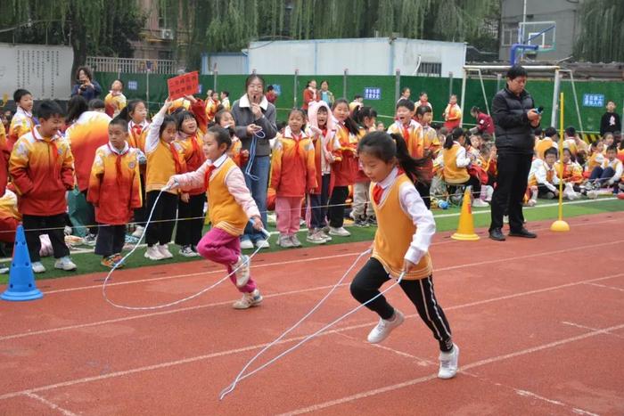 灞桥区庆华小学举行“跃动数字 跳跃未来”秋季‘三跳’运动会