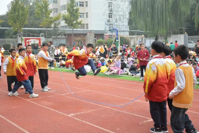 灞桥区庆华小学举行“跃动数字 跳跃未来”秋季‘三跳’运动会