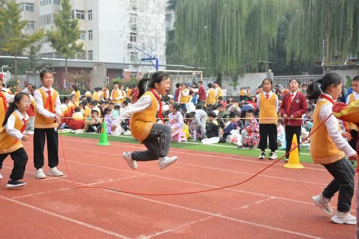 灞桥区庆华小学举行“跃动数字 跳跃未来”秋季‘三跳’运动会