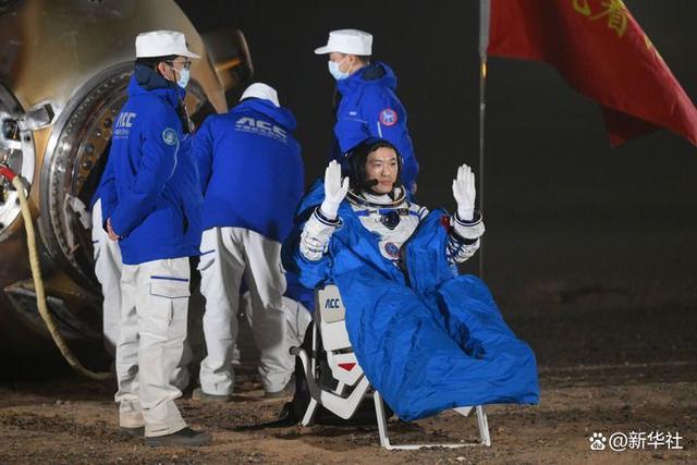 神舟夜泊东风城 神州再迎游子归——写在神舟十八号航天员平安归来之际