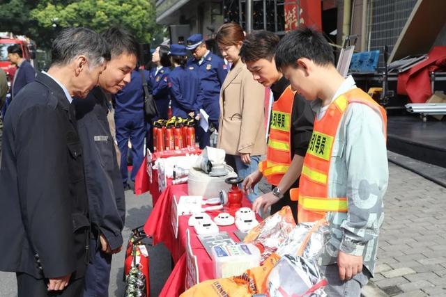 黄浦消防联合淮海集团开展商业综合体大演练大宣传活动