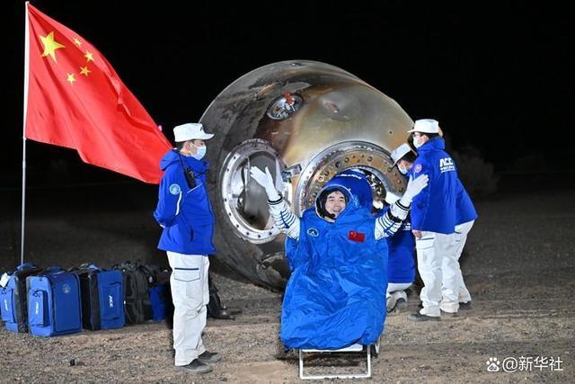 神舟夜泊东风城 神州再迎游子归——写在神舟十八号航天员平安归来之际