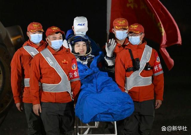 神舟夜泊东风城 神州再迎游子归——写在神舟十八号航天员平安归来之际