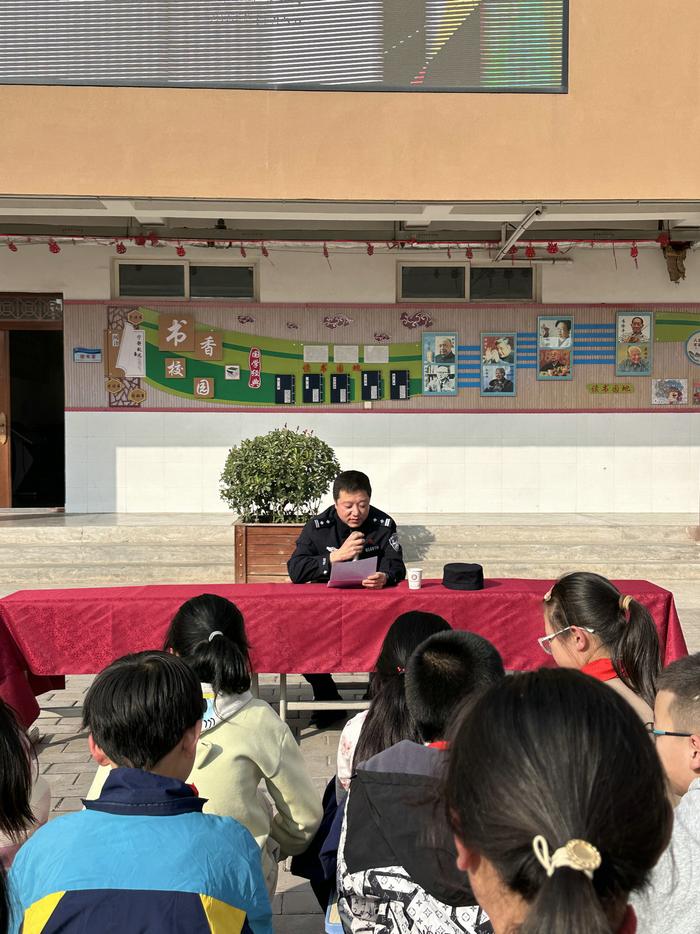 灞桥区新建小学举办法治文化进校园活动