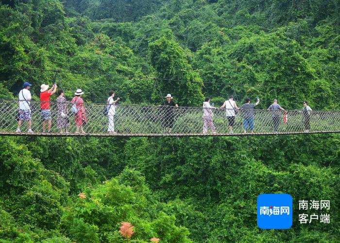 立冬时节 中外游客在三亚沐浴温暖阳光