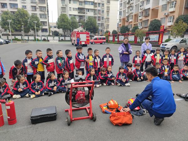 武当山特区幼儿园：娃娃学消防 迎接消防日