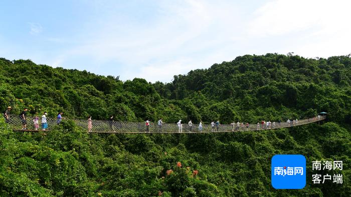 立冬时节 中外游客在三亚沐浴温暖阳光