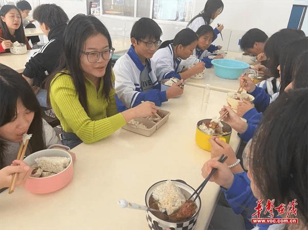 益阳市南县创意职业学校：加强管理 让学生食堂变成“开心食堂”