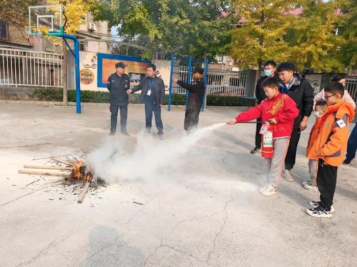 “燃”起安全意识，“灭”除火灾隐患 ——灞桥区庆华小学洪庆分校消防安全应急疏散演练活动