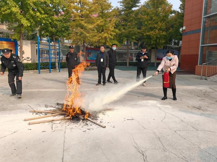 “燃”起安全意识，“灭”除火灾隐患 ——灞桥区庆华小学洪庆分校消防安全应急疏散演练活动