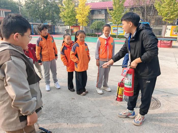 “燃”起安全意识，“灭”除火灾隐患 ——灞桥区庆华小学洪庆分校消防安全应急疏散演练活动