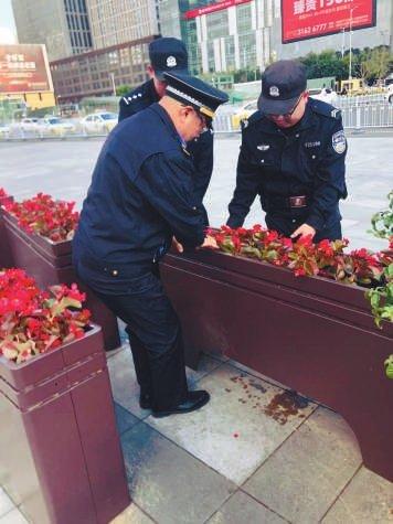 市城管执法局破解“乱穿行”难题 沈阳北站广场增花箱隔离非机动车