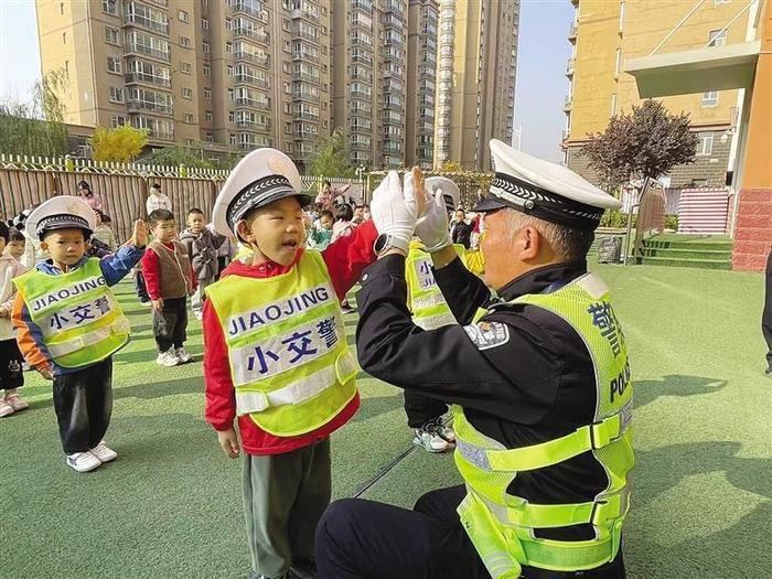 幼儿园里的交通安全课