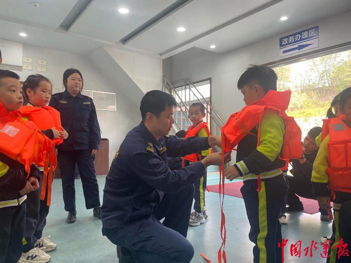 荆州海事局开展秋冬“海事开放日”暨防溺水知识科普助力“渡船安全周”活动