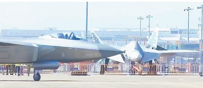8日,歼-20进行适应性训练时与苏-57“同框”。(央视军事)