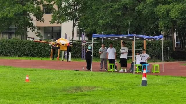 杭州技师学院学生们在实操训练,备考“无人机执照”。受访者供图