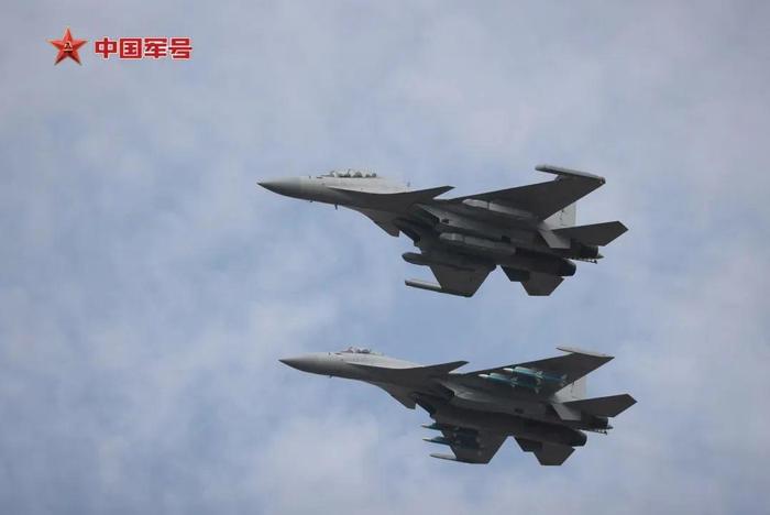 【8点见】歼-15D,首次公开亮相!
