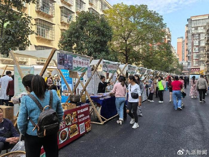 晓华理发店周围连夜铺路扩街，野生动物园携黑熊前来助阵