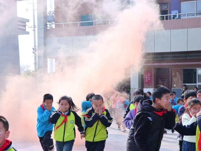 消防零距离 安全伴我行——未央区杨善寨小学消防安全疏散演练