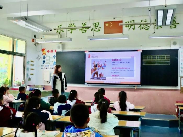 消防零距离 安全伴我行——未央区杨善寨小学消防安全疏散演练