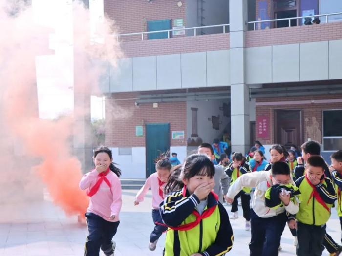 消防零距离 安全伴我行——未央区杨善寨小学消防安全疏散演练