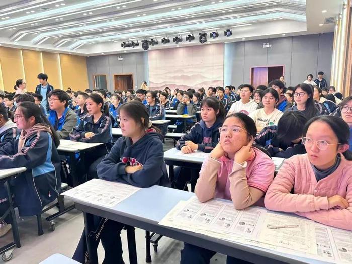 生涯唤醒 科学规划——西安市第三十中学举行高一年级学生生涯规划讲座