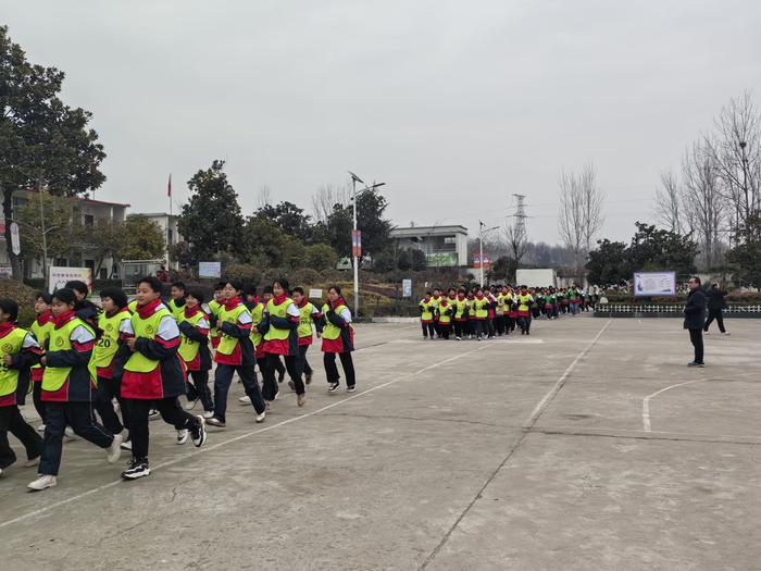 阳光体育促成长，冬季长跑展风采 ——西峡县回车二中举行冬季长跑启动仪式