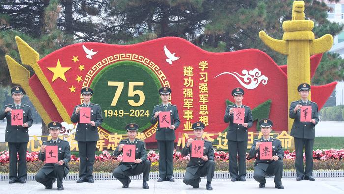   陆军装甲兵学院祝贺空军成立七十五周年！愿战鹰永远矫健有力，翱翔蓝天之上。 吴龙飞摄