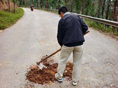 凉山会东：小事显大爱 两男孩用行动诠释正能量｜看见正能量