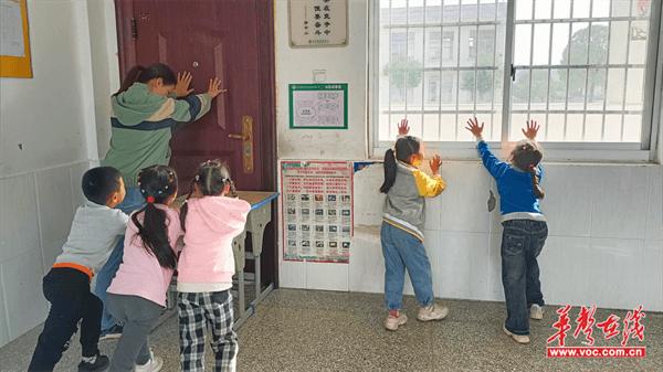 常德市西洞庭管理区金凤完全小学开展反恐防暴应急演练活动