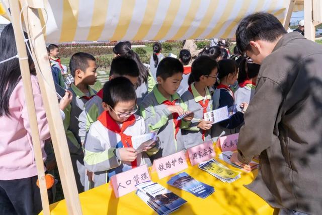 稻香缭绕中的“文明课堂”！让我们携手共赴一场田野之约→