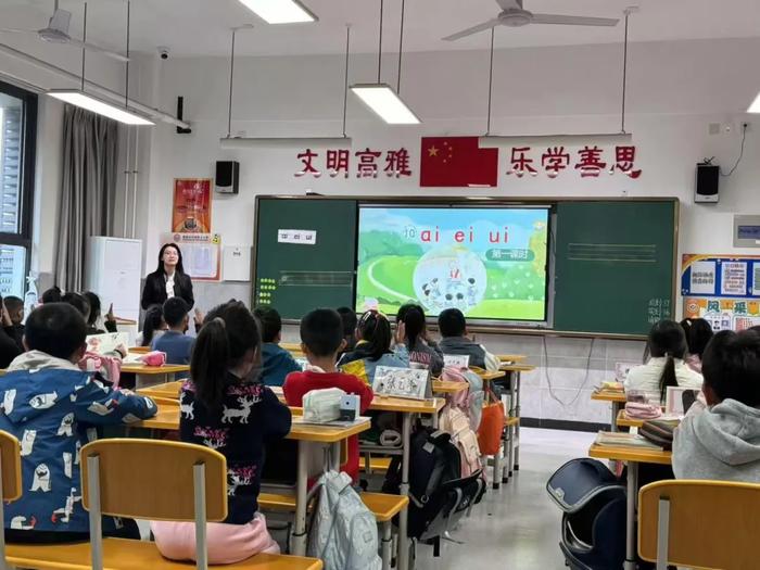 西安市浐灞第八小学：公开课上展风采 听课评课促成长