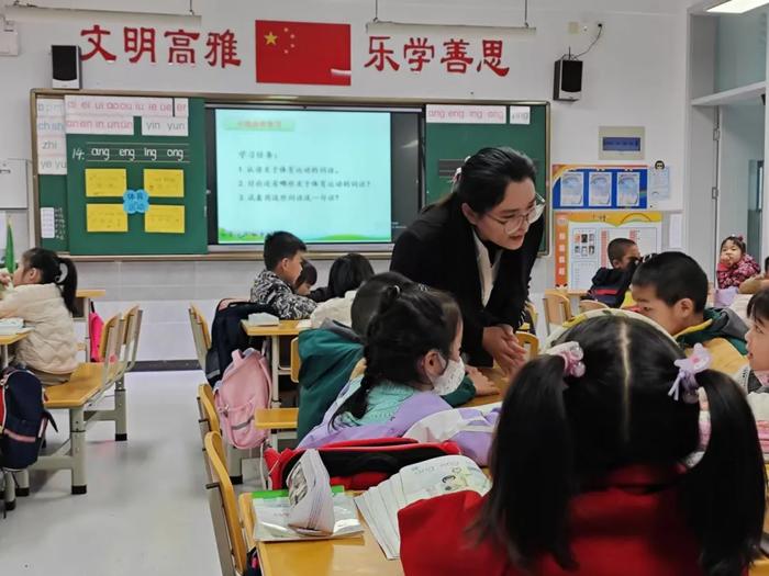 西安市浐灞第八小学：公开课上展风采 听课评课促成长