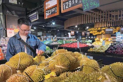 在国内一家超市里,顾客正在选购榴莲。农民日报·中国农网记者 赵倩倩 摄