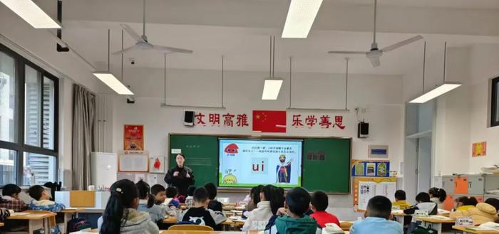 西安市浐灞第八小学：公开课上展风采 听课评课促成长