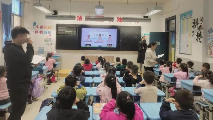 莲湖区星火路小学一年级眼保健操验收