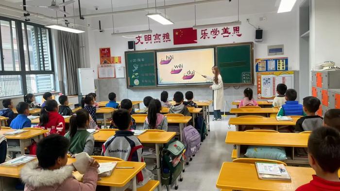 西安市浐灞第八小学：公开课上展风采 听课评课促成长