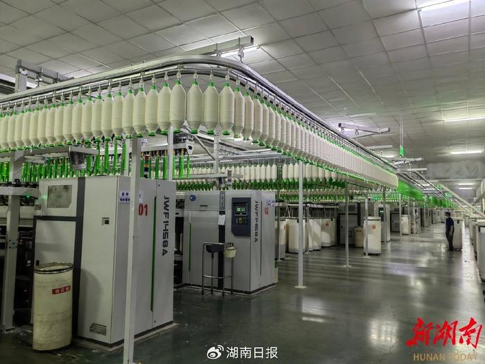 粗纱机将棉条制成粗纱后,经由吊轨送往细纱机