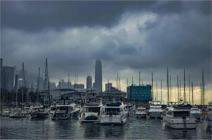 “桃芝”掠境部分列车停运，香港今晚将挂八号风球